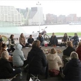 Flashmob voor het klimaat meditatie in de stromende regen (video)